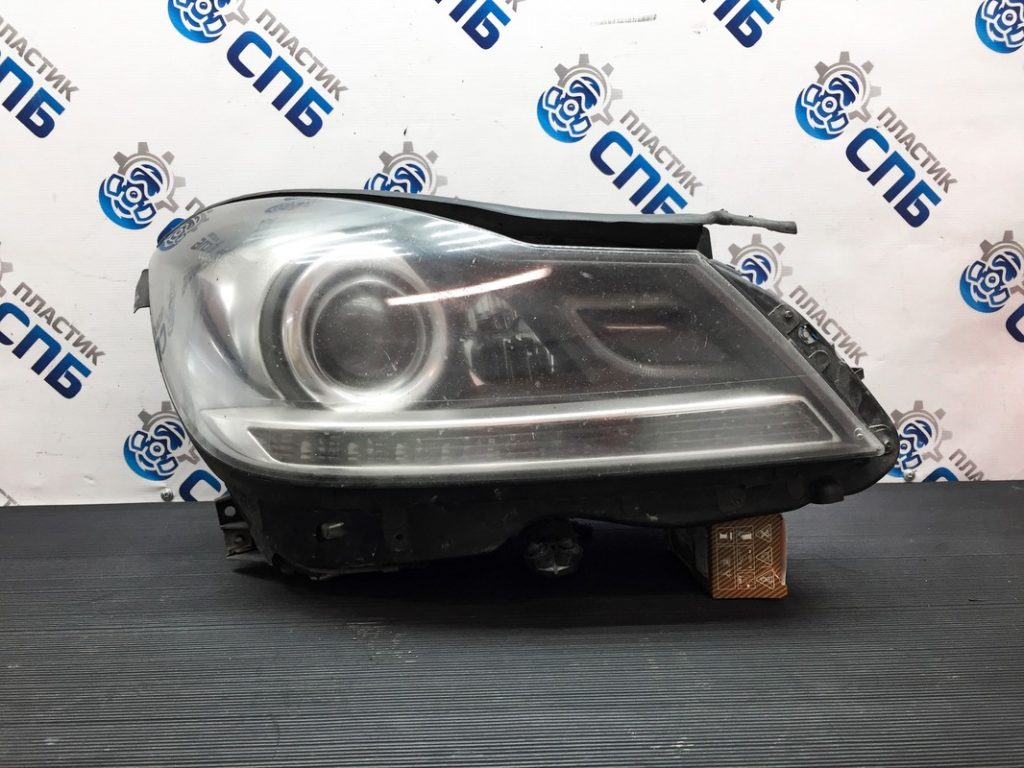 Замена стекла фары Mercedes w204 рестайлинг, цена в СПб до ремонта