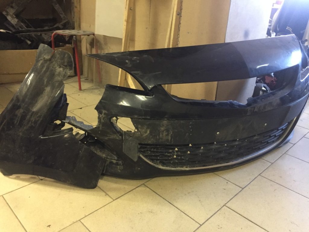 Ремонт переднего бампера Opel Astra J, цена в СПб до ремонта