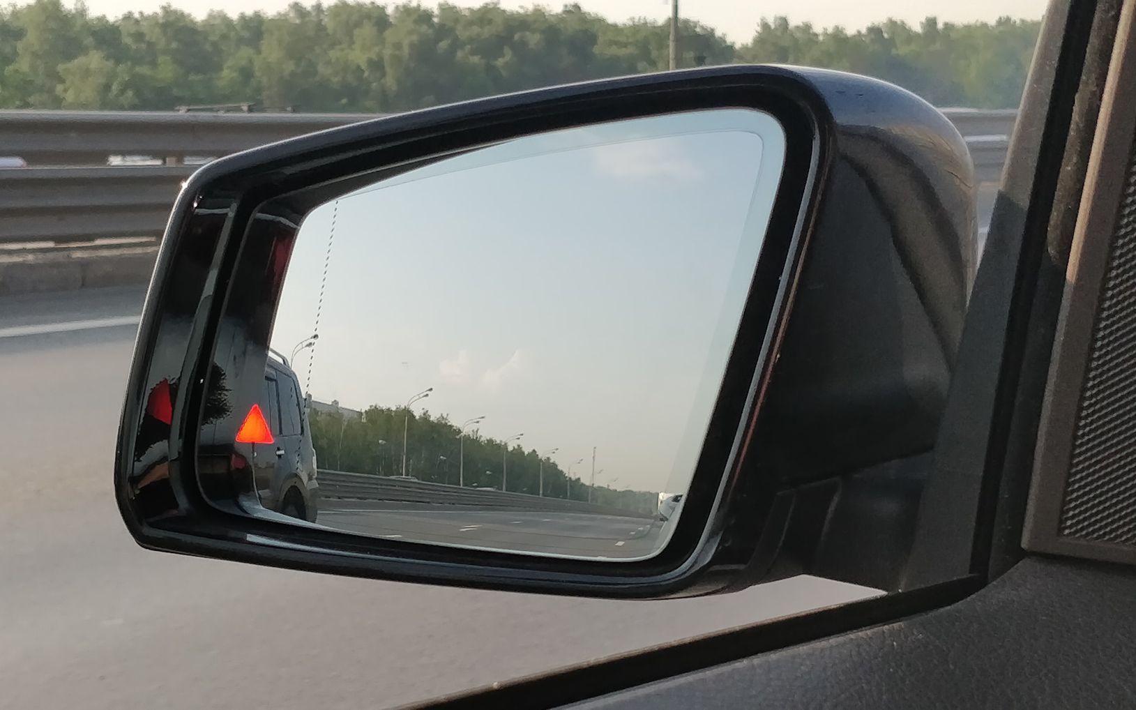 Разновидности автомобильных зеркал и их отличия avto-zerkao-s-kontrolem-slepih-zon-2