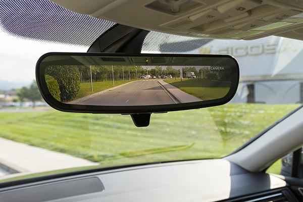 Разновидности автомобильных зеркал и их отличия tsentralnoe-zerkalo-s-displeem-600x400-1